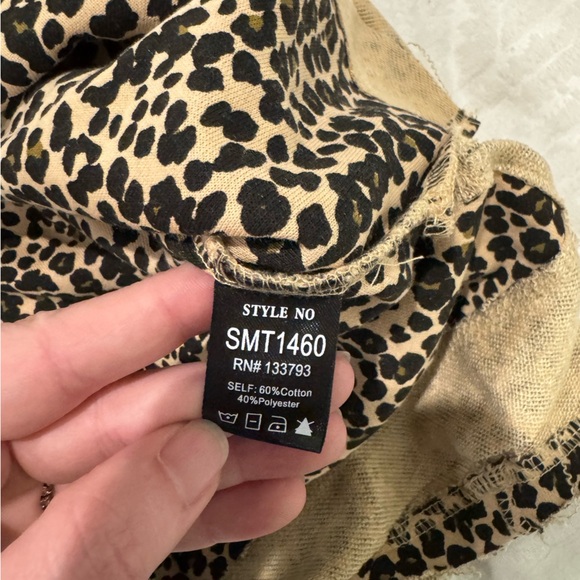 POL Reverse It Up Top leopard edge detail oversized raw hem - Picture 5 of 7